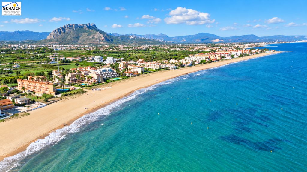 Discover this charming apartment in Denia, in the popular area of L’Estanyo at Las Marinas, known for its beautiful beaches and vibrant atmosphere