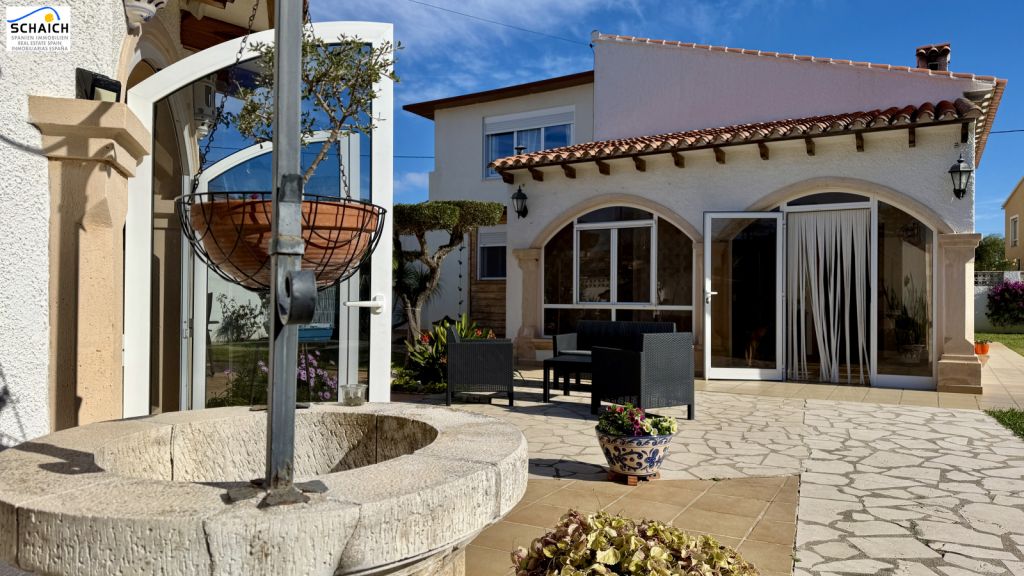 This charming villa is located just 400 meters from Les Deveses Beach, in a quiet area between Denia and Oliva, within walking distance to restaurants