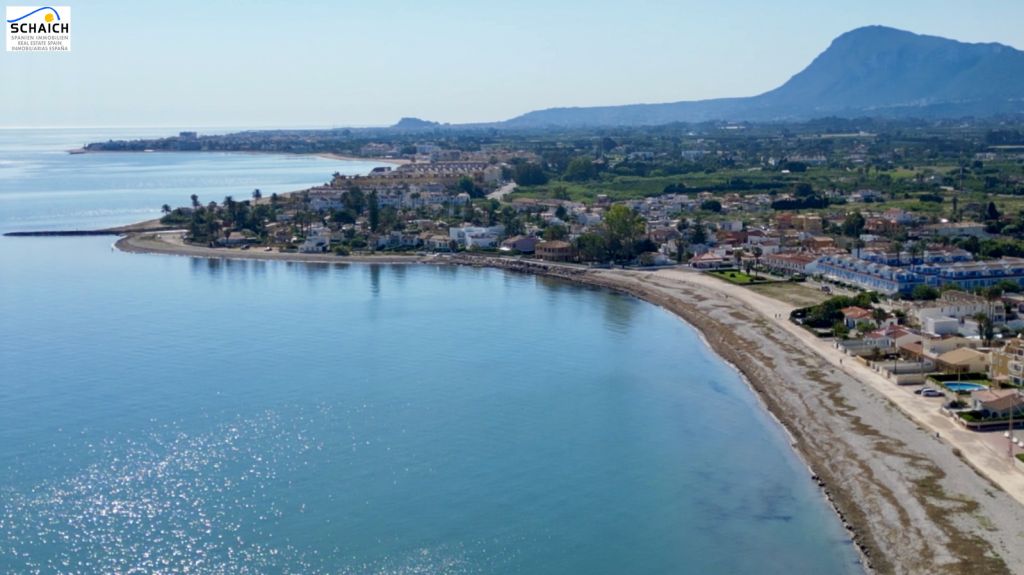 Semi-detached house located just a short walk from the sea, in second line of the beach in Els Poblets, offering open views and a highly desirable loc