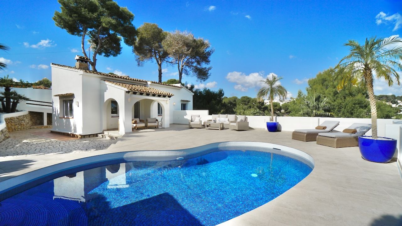 Encantadora Villa Reformada con Piscina y Espacios Exteriores de Inspiración Ibicenca en Moraira