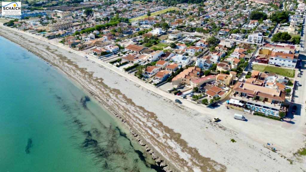 This apartment is located directly on the beachfront in La Almadrava, a quiet area of Els Poblets
