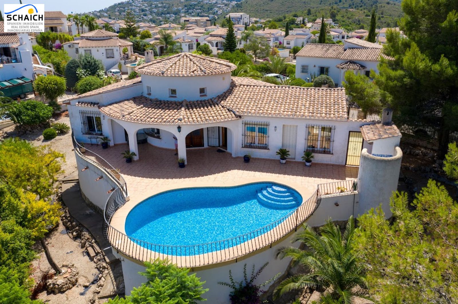 This fabulous villa is a special feature on Monte Pego due to its ground level living space