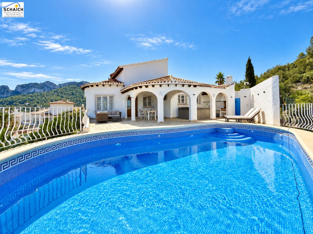 Cette villa exceptionnelle et particulièrement spacieuse séduit par ses généreux volumes, sa vue panoramique impressionnante sur la mer et ses nombreu