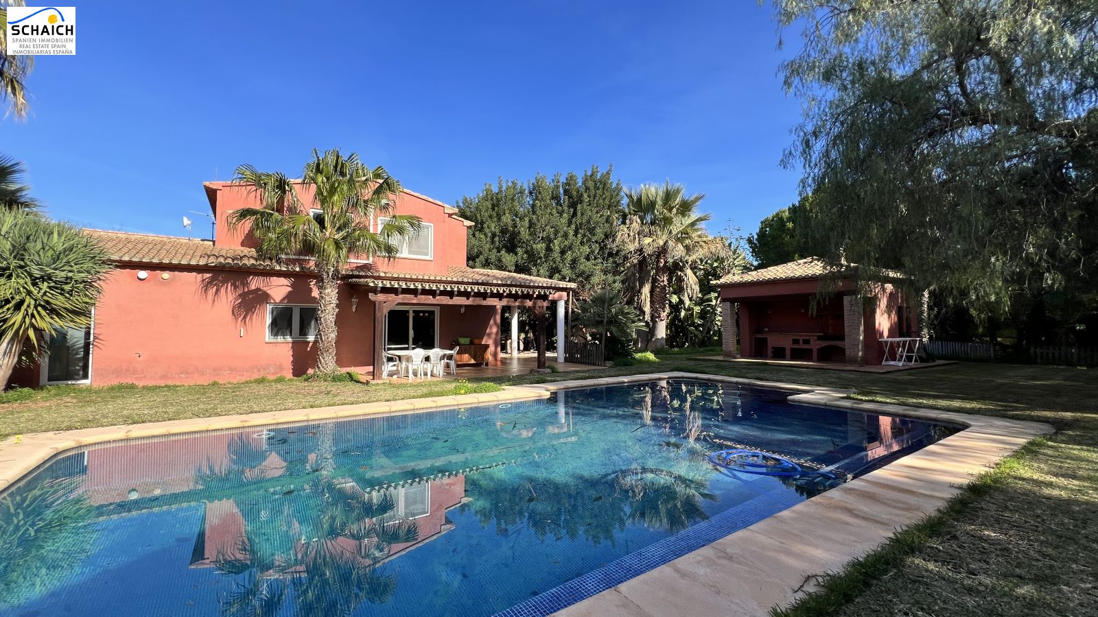 This delightful country house, located in the peaceful Pedregals area of Ondara, sits on a spacious plot of approximately 5,250 m², with a 300 m² home