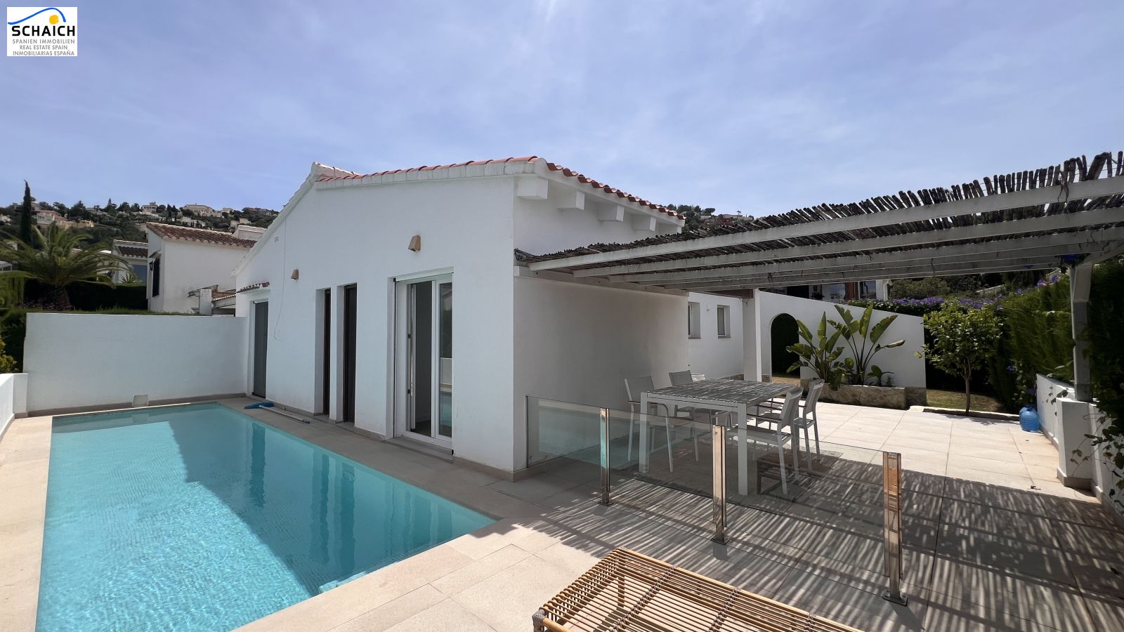 Welcome to your new home under the Spanish sun! Located in the sought-after La Sella urbanization near Pedreguer, just a 10-minute drive from Denia an